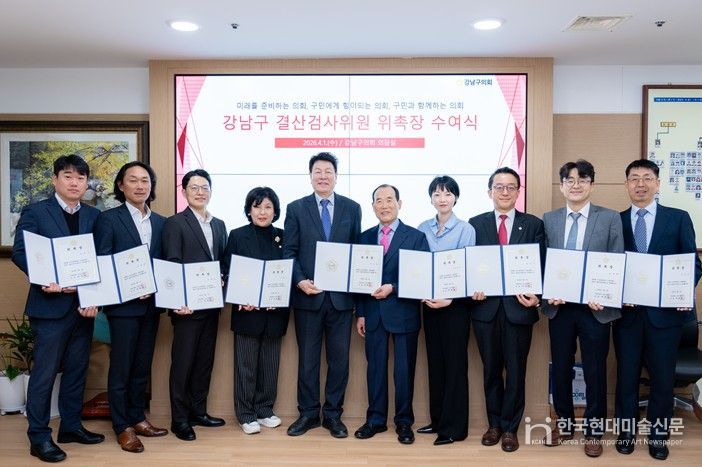 이호귀 의장과 결산검사 위원들이 기념촬영을 하고 있다. (좌측에서 5번째 이호귀 의장, 4번째 이향숙 의원, 우측에서 3번째 윤석민 의원, 4번째 오온누리 의원)