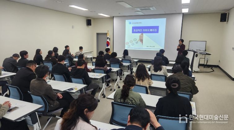 1. 천안시농업기술센터가 1일 직원들을 대상으로 친절 행정을 위한 교육을 진행하고 있다.