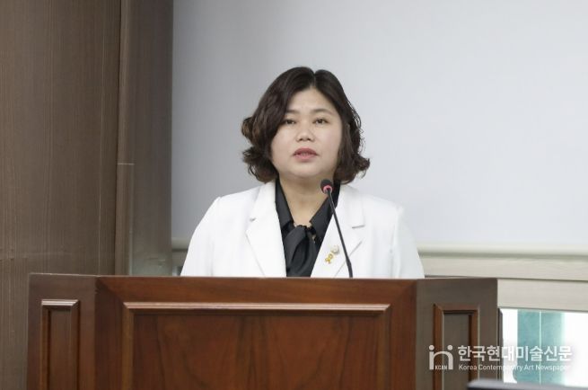 안산시의회 박은정 의원이 지난 24일 제3상임위실에서 열린 제302회 임시회 도시환경위원회에서 ‘안산시 지역건설산업 활성화 촉진 조례 일부개정조례안’에 대해 설명하고 있다.