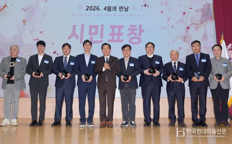 이재준 수원시장(왼쪽 5번째)이 성실납세자들과 기념촬영을 하고 있다.