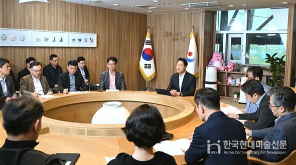 오세훈 서울시장이 5일(일) 오전 집무실에서 중동사태 장기화로 인한 서울시민 생활 불안 감소와 생계 안정화 대책 점검을 위한 「중동상황 관련 비상경제대책회의」를 주재하고 있다.