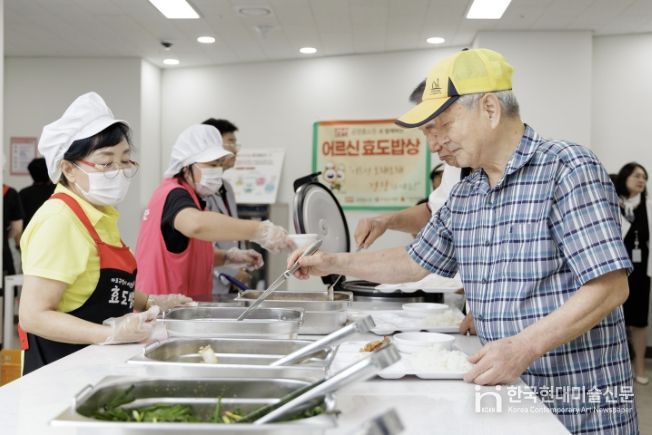 효도밥상 급식기관에서 어르신이 점심식사를 하고 있다.