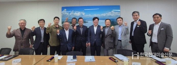 김병수 시장이 김포한강2콤팩트시티 내 대책위와 간담회를 갖고 있다.(2025.10.)