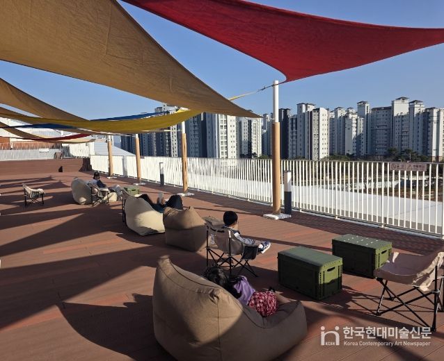 충남도서관, 하늘정원에 캠핑 의자·빈백 등 설치