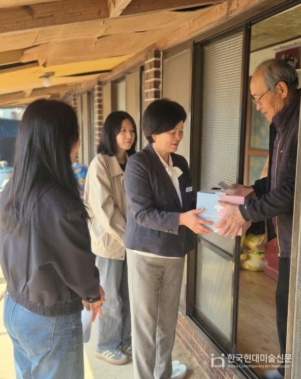 통합돌봄 대상자 가구 찾아 돌봄 패키지 전달