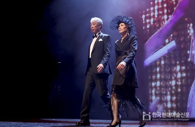 지난해 제3기 성동 시니어모델 양성 과정에 참여한 어르신들이 성과공유회에서 런웨이 무대를 선보이고 있다.