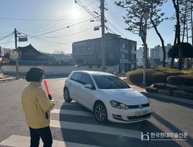 군청사 주차장 입구에 안내 요원 배치