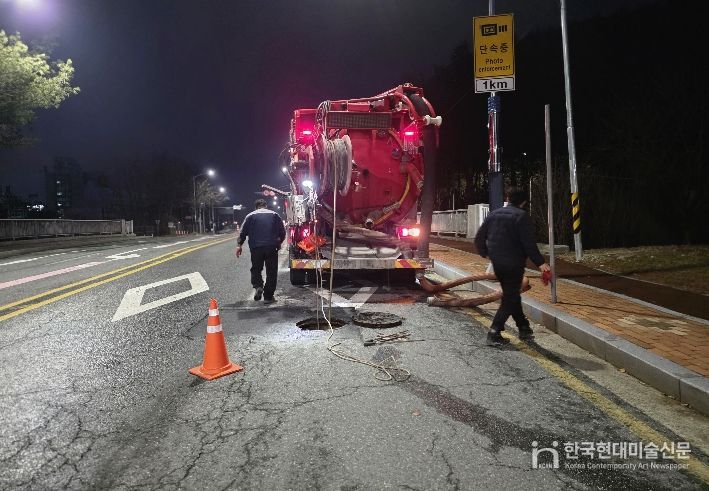 충남 계룡시는 다가오는 여름철 집중호우를 대비하기 위해 관내 오수관로를 대상으로 고압세척을 진행하고 있다.