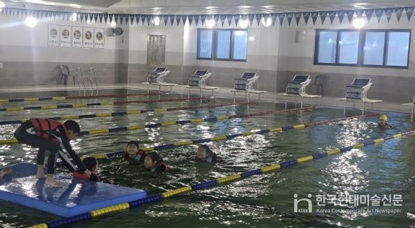 프로그램 참여 아동들이 구명조끼와 대형매트를 이용해 부력체험을 하고 있다.