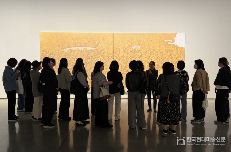 참가자들이 대구미술관에서 ‘서화무진 특별전’을 관람하며 전문 안내원의 해설을 듣고 있다.