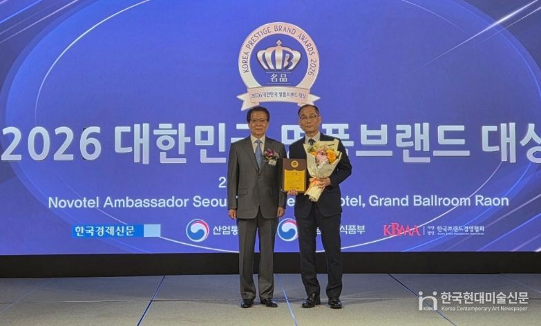 왼쪽부터 심사위원장 이훈영 경희대 교수, 평택시 이우진 농업기술센터소장