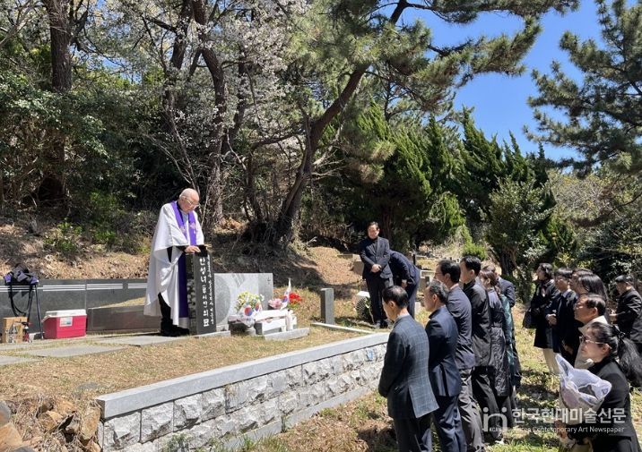 추모식 중 목례