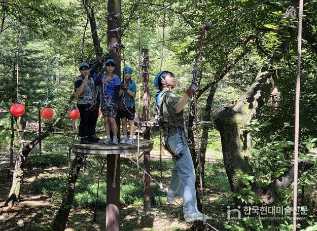 지난해 관악산 모험숲에 참여한 청소년이 공중 모험 코스를 체험하고 있다