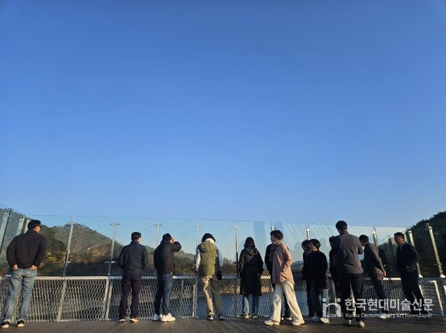 청풍호 바람달정원 관람하는 관광객들