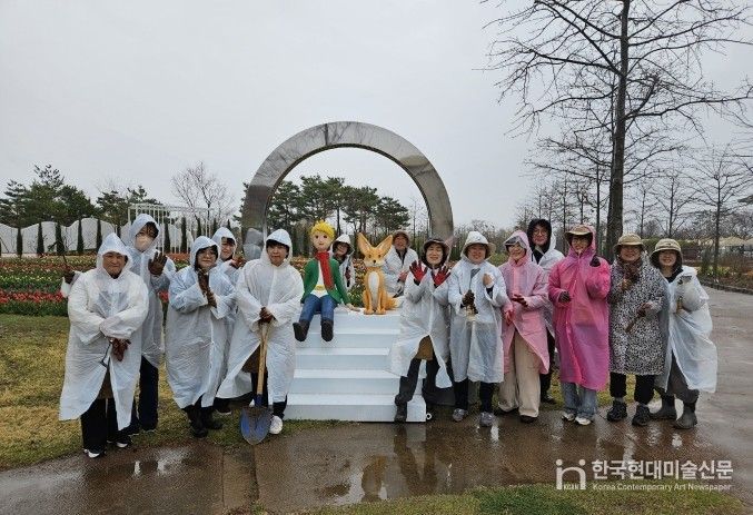 평택시민정원사, 봄비 속 봄꽃 심기로 정원에 생기 더해