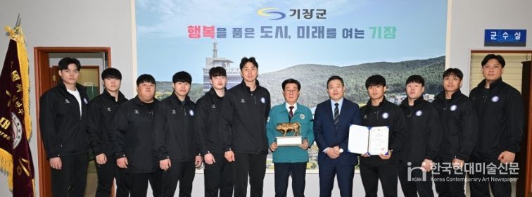 정종복 기장군수(오른쪽 여섯번째)가 기장갈매기 씨름단과 제 80회 전국씨름선수권대회 단체전 우승 기념촬영을 하고 있다.