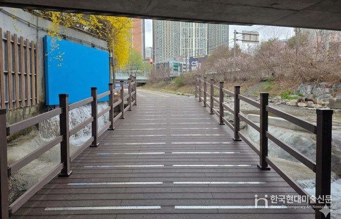 성복천 노후된 배수통문 보수 사진