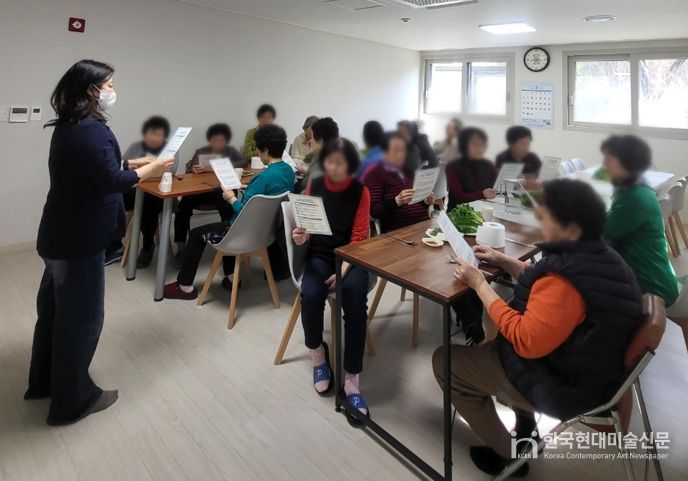 경로당에서 어르신들을 대상으로 미세먼지 대응 행동 요령 교육을 하고 있다.