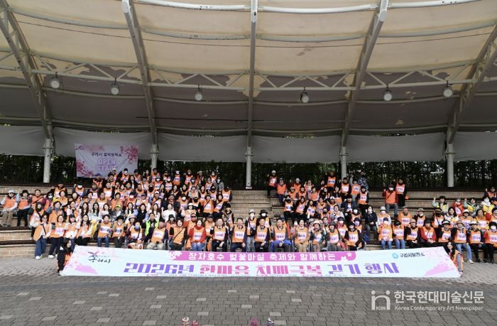 치매안심가맹점/치매극복선도단체 현판 전달 모습