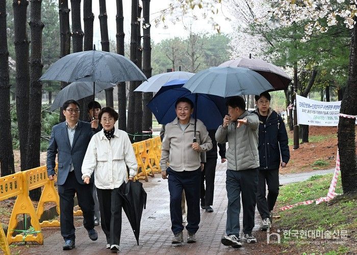 4월 10일 진행된 ‘송산수변정원 사업’ 현장 점검 모습.