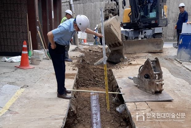관악구 내 노후 하수관로 정비 공사를 진행 중인 관계자