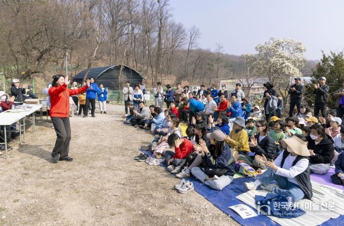 정초립 의원이 강북 도시농업체험장 시농제 행사에서 참석 주민들에게 인사하고 있다.