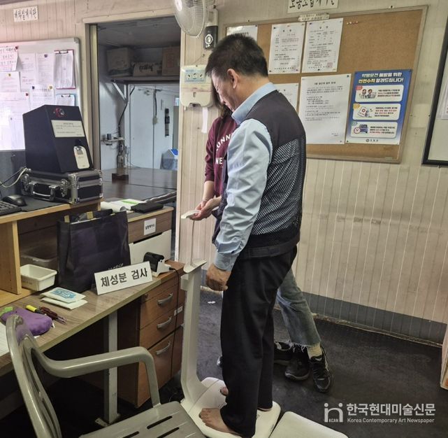 ‘직장IN 건강ON’ 프로그램 참여 시민이 체성분 검사를 하고 있다.