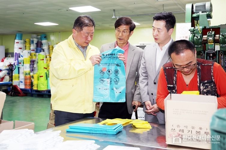 '파주시 비상경제 대응-종량제봉투수급안정' 파주시장, 종량제봉투 제작업체 현장 점검