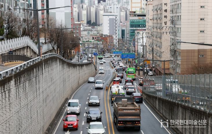 출근시간 은평구 신사동 신사지하차도 부근 차량 정체 모습