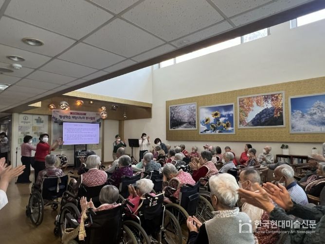 용인시평생학습관 재능나누미 교육 수강생들이 16일 처인구 역북동에 있는 대한간호노인요양원에서 노인들을 대상으로 인지기능 향상 프로그램을 하고 있다